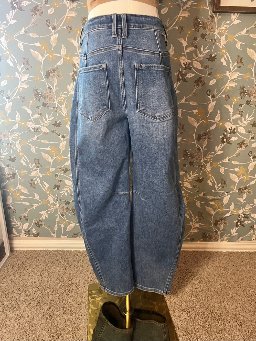 Risen Mid-Rise Ankle Barrel Jeans size 7/28 - Picture 8 of 11